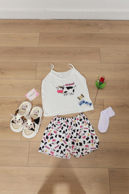 PIJAMA DE VAQUITA + PANTUFLAS ¡ Incluye 𝟯 𝗥𝗘𝗚𝗔𝗟𝗢𝗦 𝗚𝗥𝗔𝗧𝗜𝗦 !  🎁  🔹 Chocolates 🍫   🔹 Rosas🌹  🔹 Medias 🧦